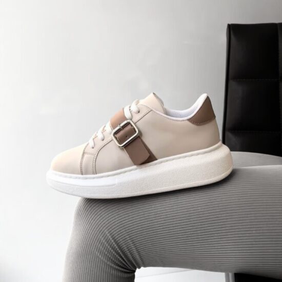 Класически бежови кецове с каишка /