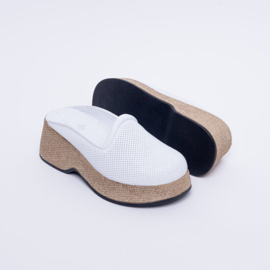 Бели дамски чехли на платформа от естествена кожа /