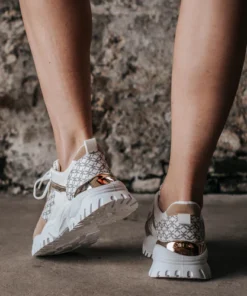 Модерни бели дамски маратонки /