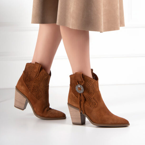 Дамски кафяви летни боти от естествен велур с перфорация на нисък ток /