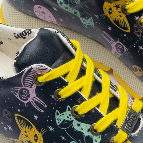 Дамски цветни маратонки с оригинален дизайн /