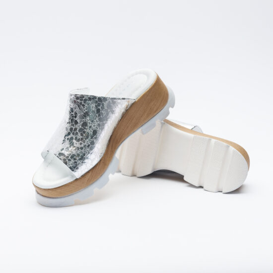 Сребристи чехли на платформа от естествена кожа /