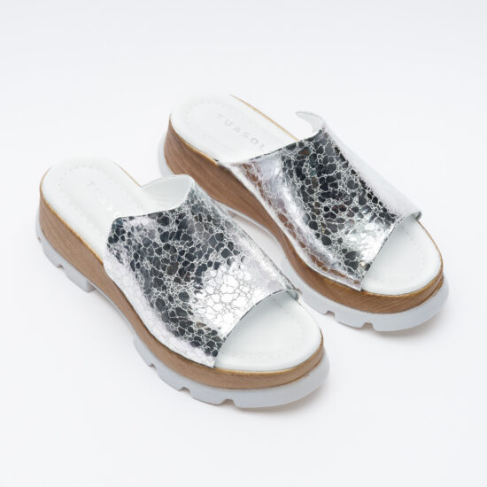 Сребристи чехли на платформа от естествена кожа /