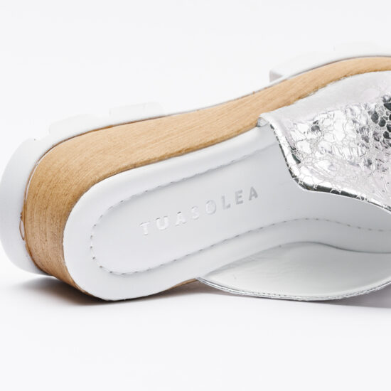 Сребристи чехли на платформа от естествена кожа /