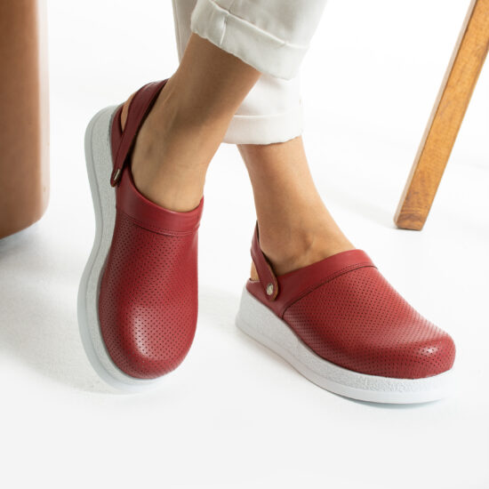 Alternative view of Професионално червено работно сабо с каишка