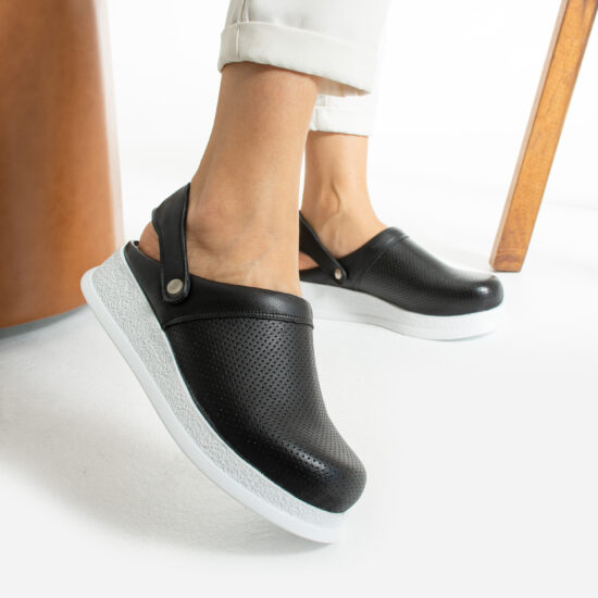 Професионално черно работно сабо с каишка /