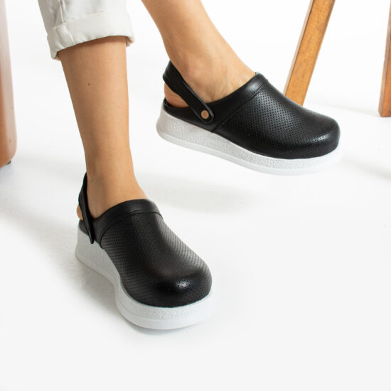 Професионално черно работно сабо с каишка /