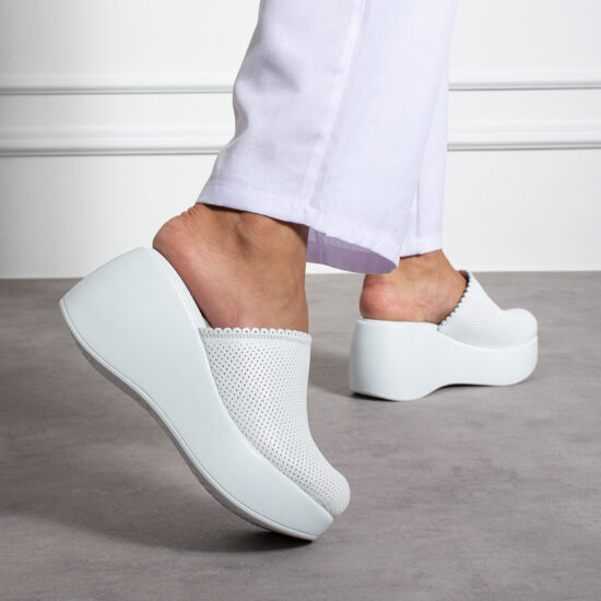 Alternative view of Бели анатомични чехли на платформа от естествена кожа