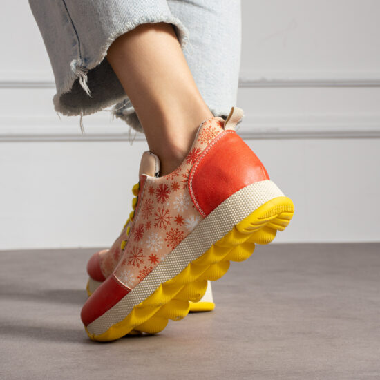 Дамски цветни маратонки с оригинален дизайн /