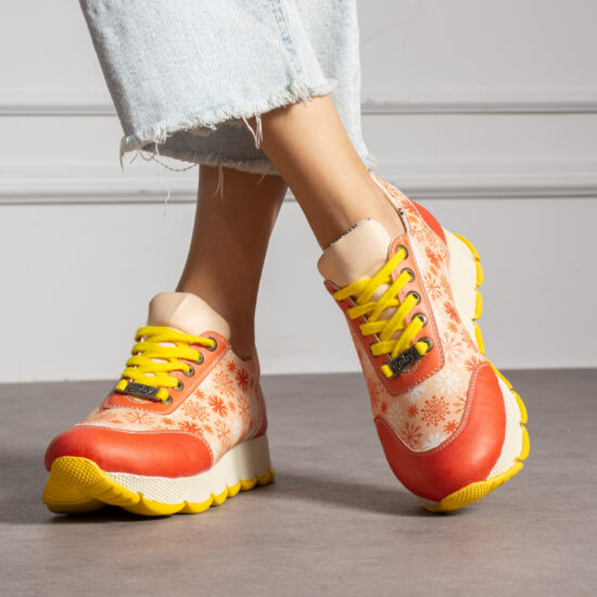 Дамски цветни маратонки с оригинален дизайн /