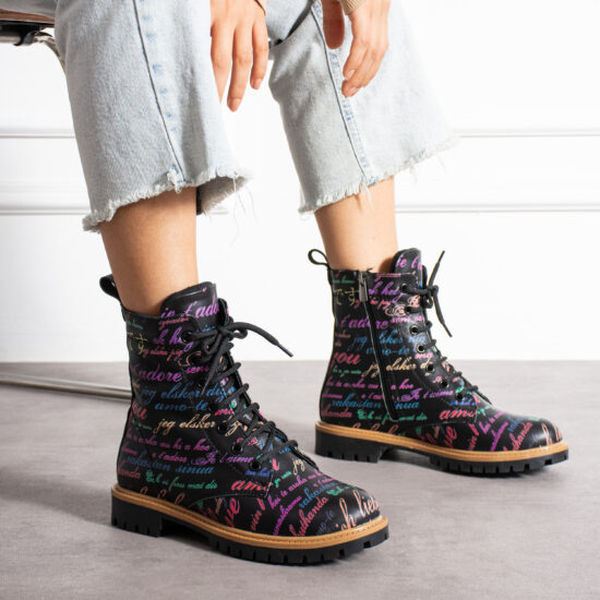 Черни дамски боти от естествена кожа с принт /