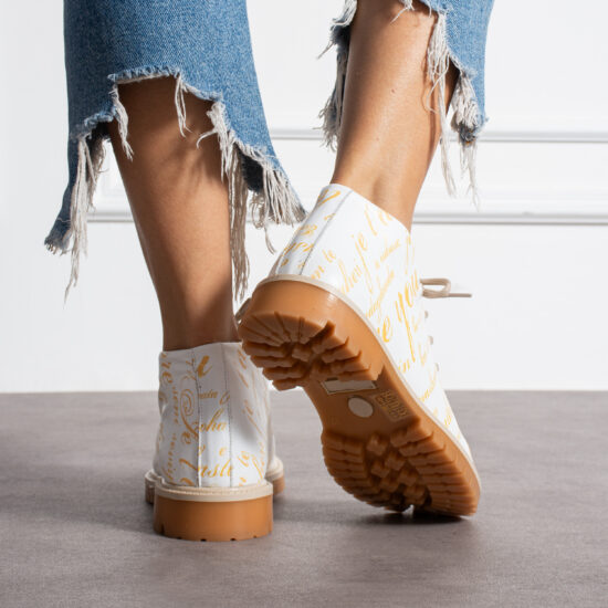 Дамски бели боти от естествена кожа с принт /