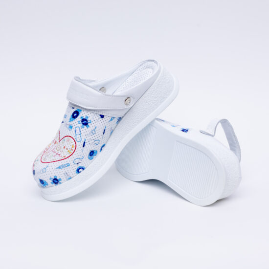 Бяло медицинско сабо от естествена кожа с каишка /