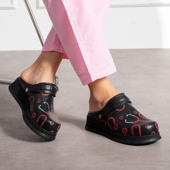 Nocturnia Черно медицинско сабо от естествена кожа с каишка /