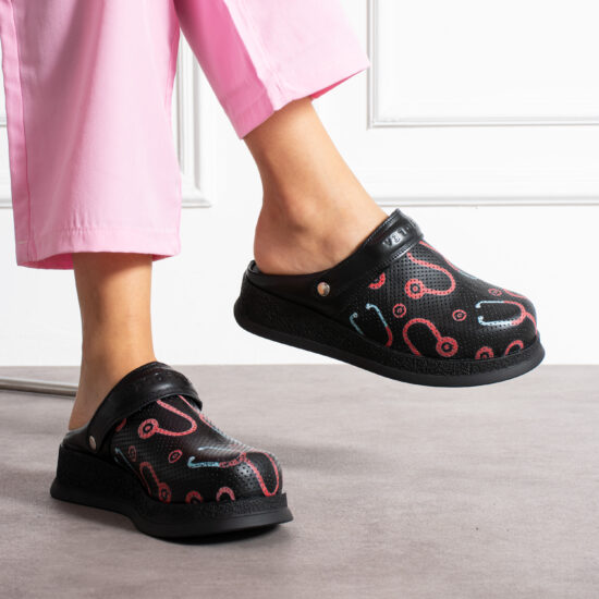 Nocturnia Черно медицинско сабо от естествена кожа с каишка /