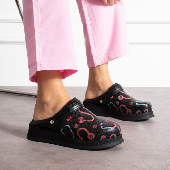 Nocturnia Черно медицинско сабо от естествена кожа с каишка /