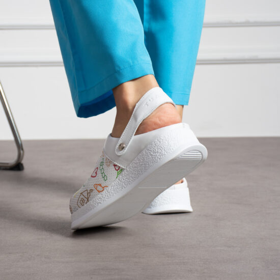 Бяло анатомично сабо от естествена кожа с каишка /