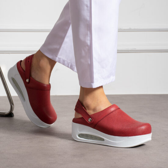 Анатомично кожено сабо на платформа с каишка /