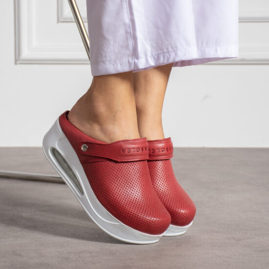 Анатомично кожено сабо на платформа с каишка /