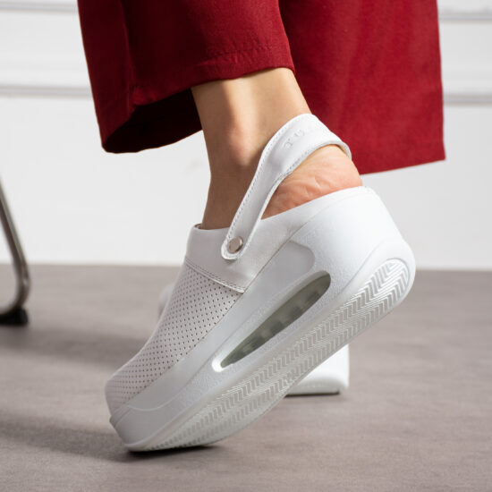 Анатомично кожено сабо на платформа с каишка /