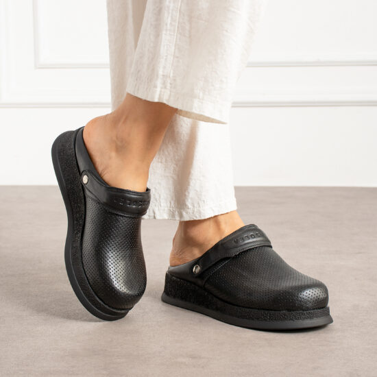 Професионално черно работно сабо с каишка /