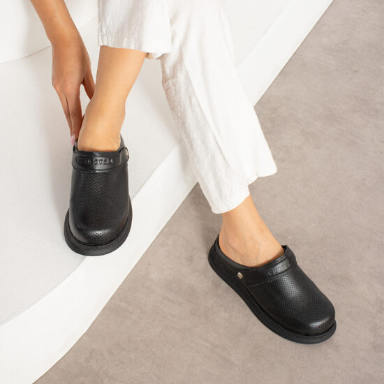 Професионално черно работно сабо с каишка /