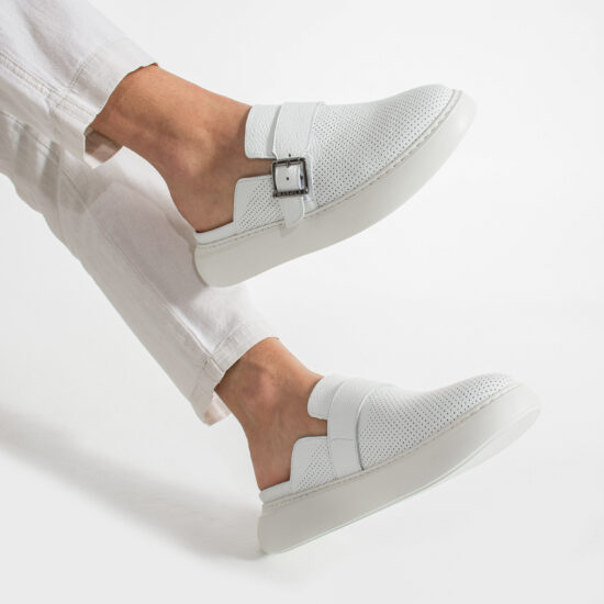 Бяло мъжко сабо от естествена кожа с катарама /