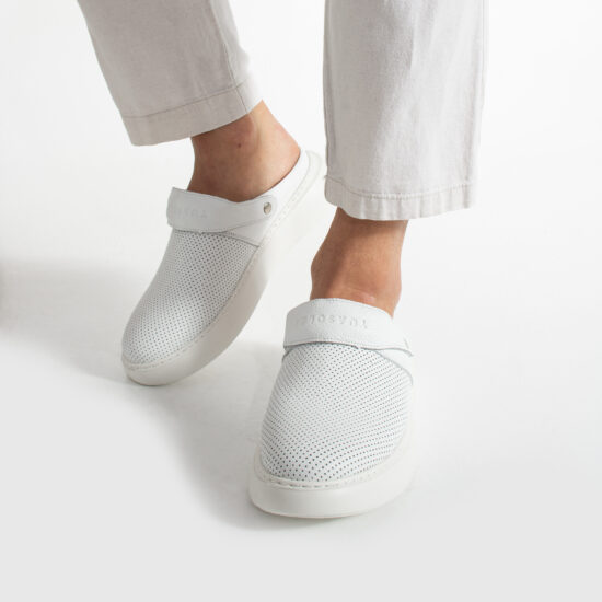 Бяло мъжко сабо от естествена кожа с каишка /