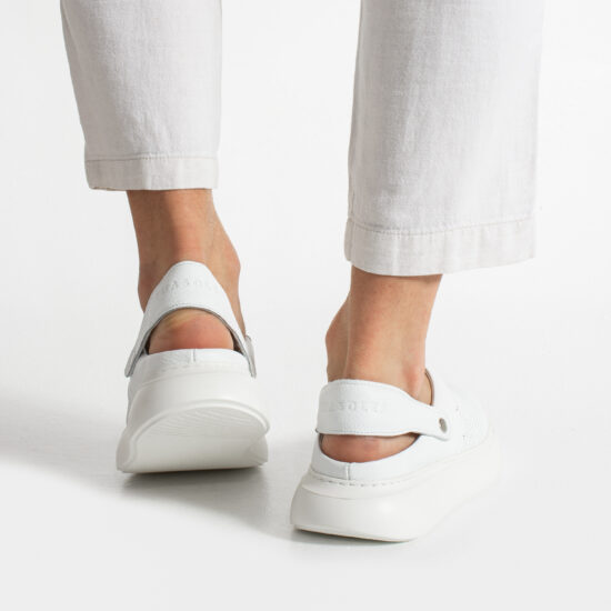 Бяло мъжко сабо от естествена кожа с каишка /