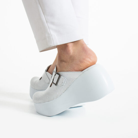 Дамско бяло анатомично сабо на висока платформа от естествена кожа /