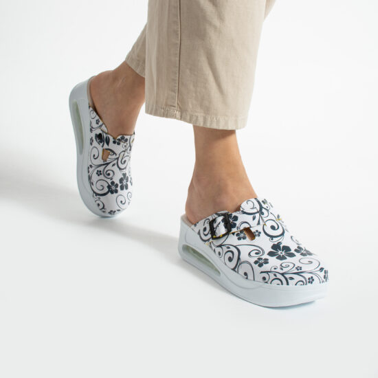 Дамско цветно анатомично работно сабо на платформа /