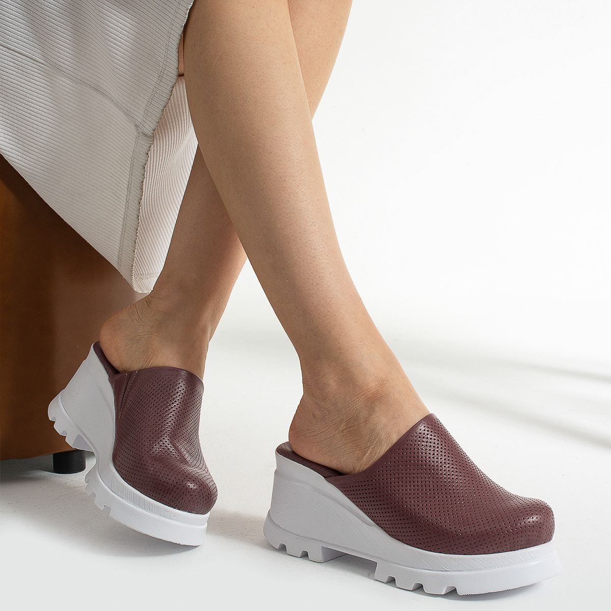 Анатомично червено кожено сабо на платформа Анатомични чехли на платформа Едноцветни 11 Анатомично червено кожено сабо на платформа