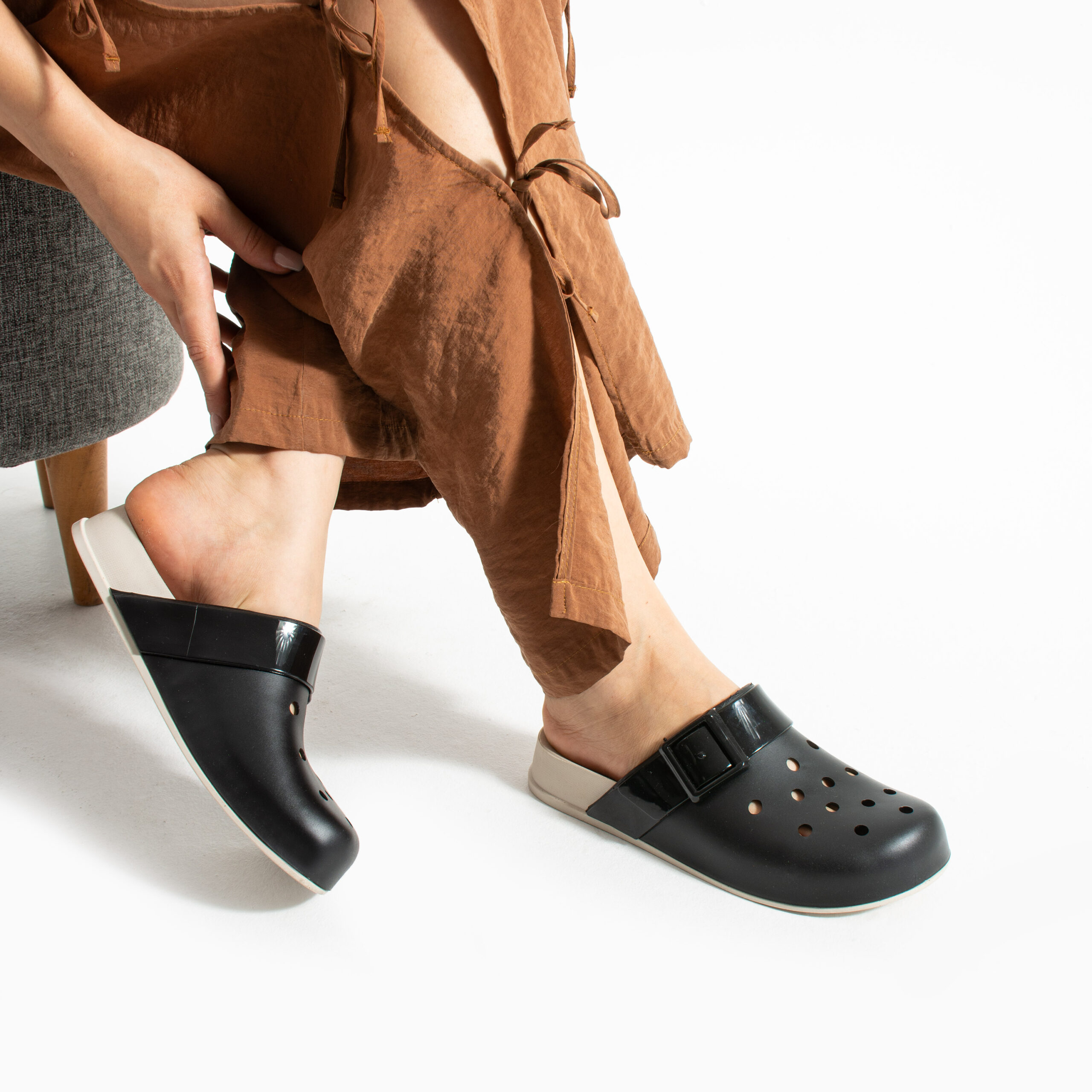 Черни дамски гумени чехли сабо с дупки Гумени чехли и сабо Едноцветни 11 Черни дамски гумени чехли сабо с дупки