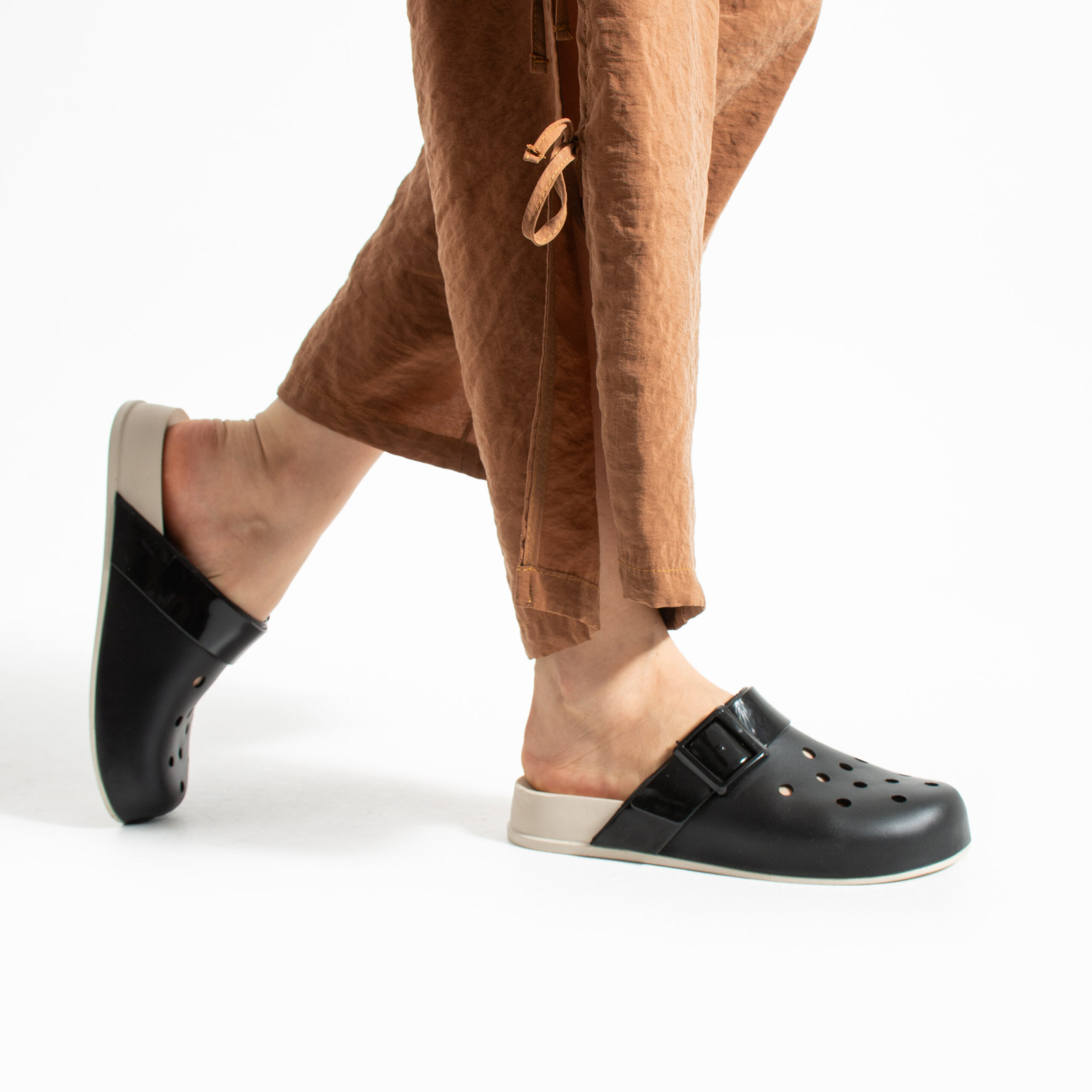 Черни дамски гумени чехли сабо с дупки Гумени чехли и сабо Едноцветни 13 Черни дамски гумени чехли сабо с дупки - Image 3