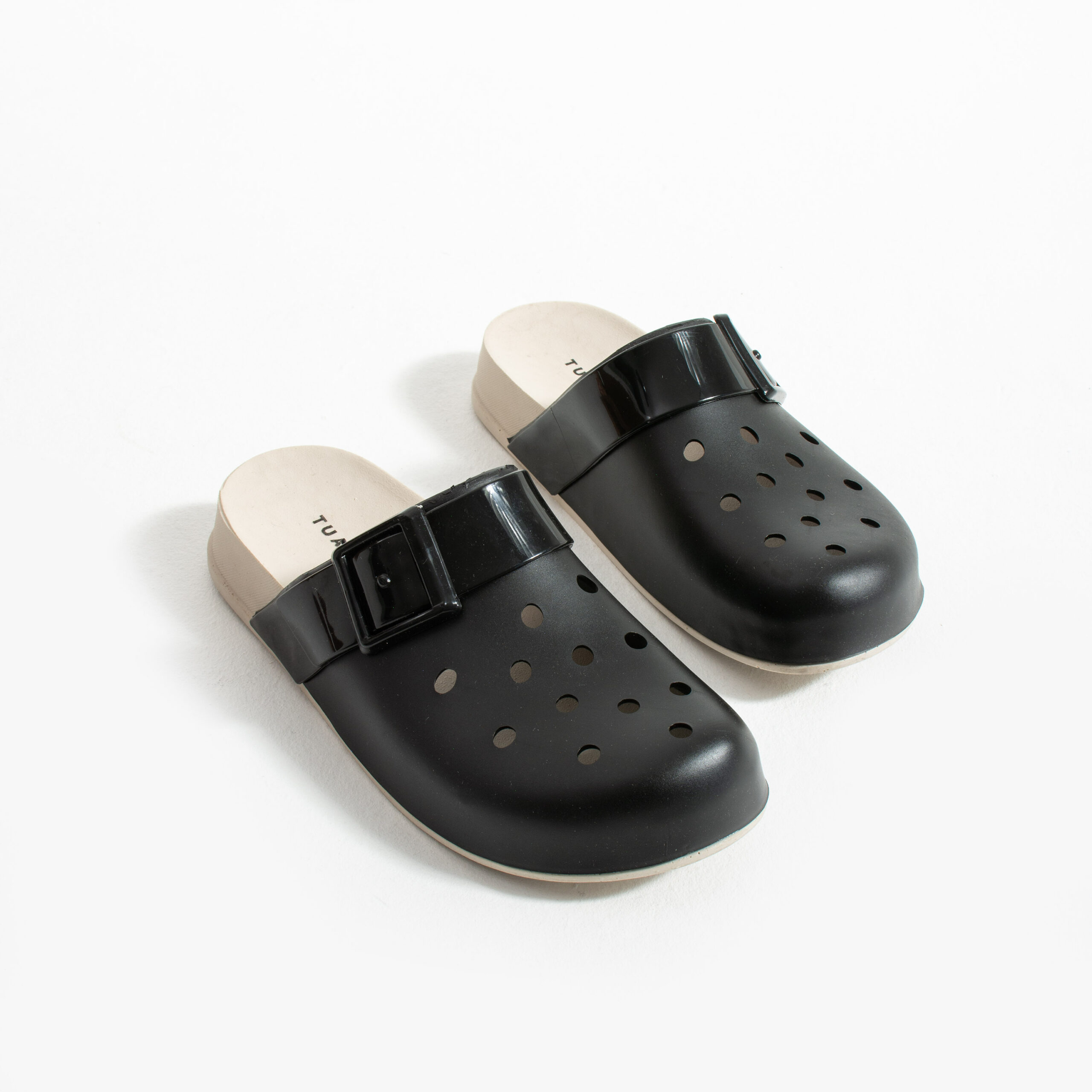 Черни дамски гумени чехли сабо с дупки Гумени чехли и сабо Едноцветни 15 Черни дамски гумени чехли сабо с дупки - Image 5