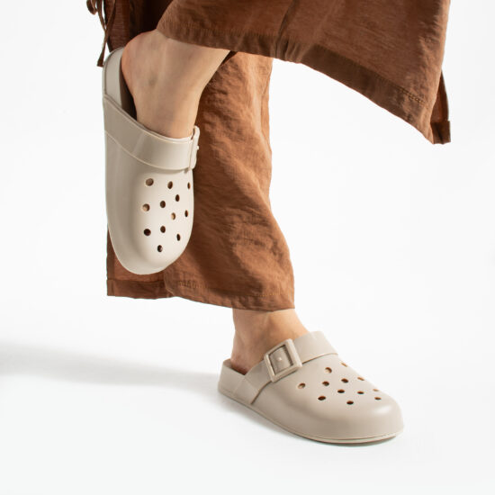 Alternative view of Светлобежови дамски гумени чехли сабо с дупки