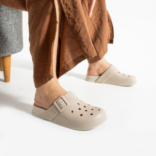 Светлобежови дамски гумени чехли сабо с дупки /