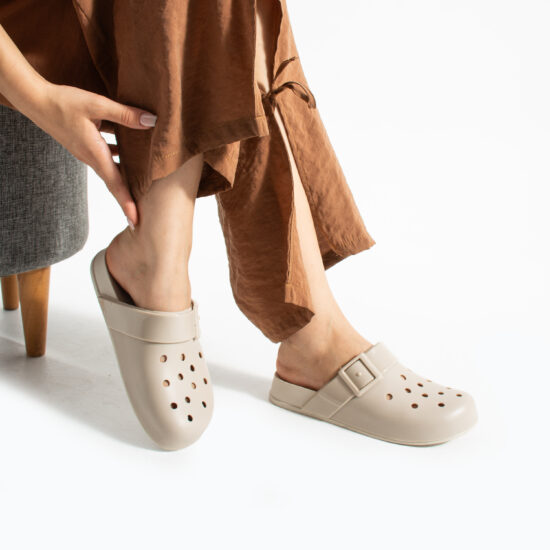 Светлобежови дамски гумени чехли сабо с дупки /