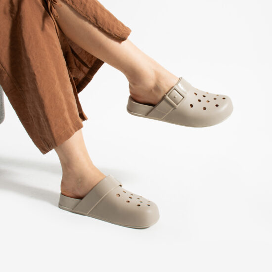 Clio Beige Бежови дамски гумени чехли сабо с дупки /