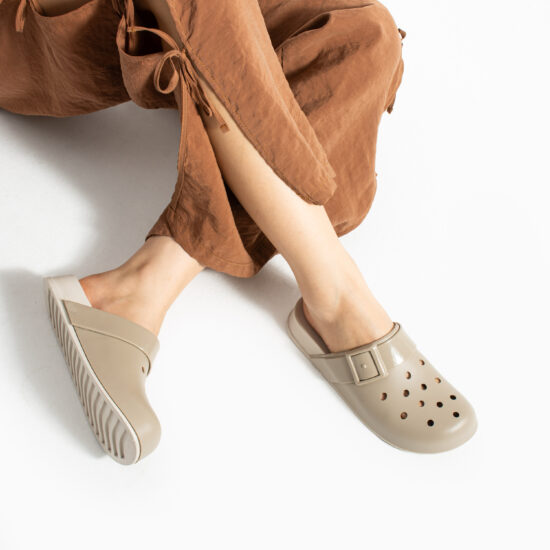 Clio Beige Бежови дамски гумени чехли сабо с дупки /