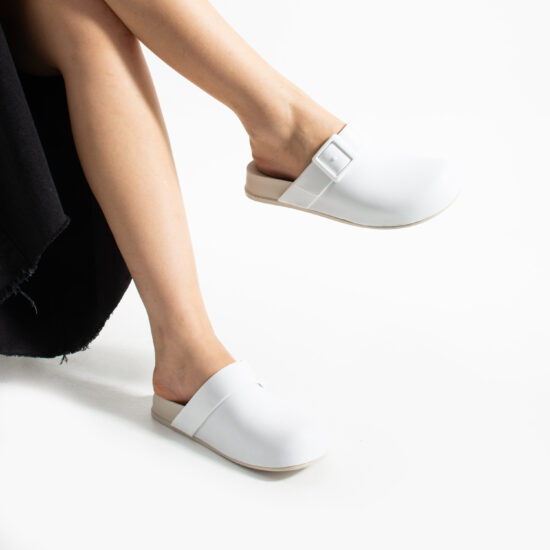 Бели дамски затворени гумени чехли сабо /