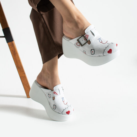 Alternative view of Бели анатомични медицински чехли на платформа от естествена кожа