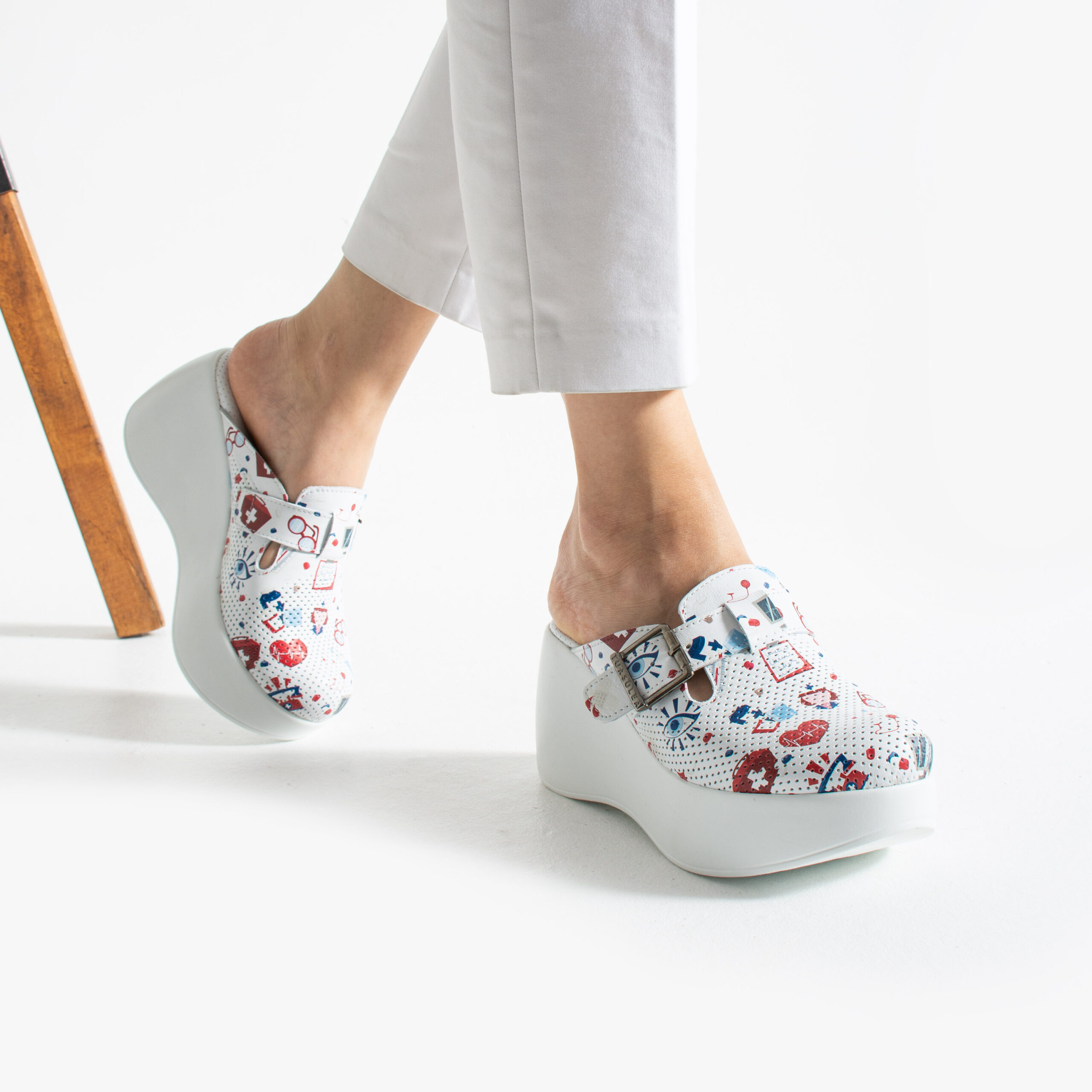 Бели анатомични медицински чехли на платформа от естествена кожа Анатомични чехли на платформа Медицински 11 Бели анатомични медицински чехли на платформа от естествена кожа