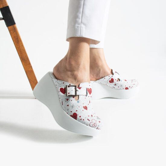 Бели анатомични медицински чехли на платформа от естествена кожа /