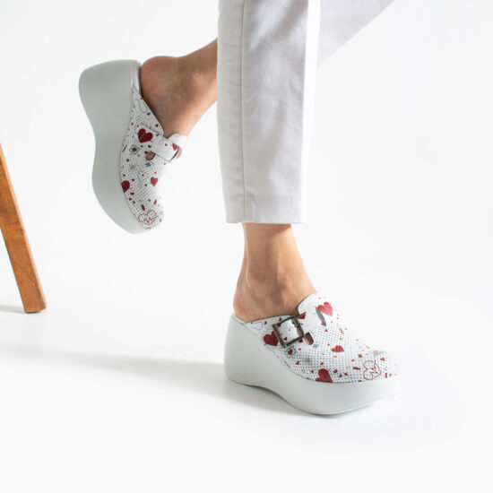 Бели анатомични медицински чехли на платформа от естествена кожа /