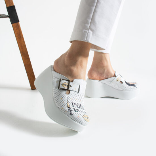 Бели анатомични чехли на платформа за естетични салони от естествена кожа /