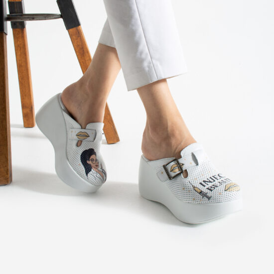 Бели анатомични чехли на платформа за естетични салони от естествена кожа /