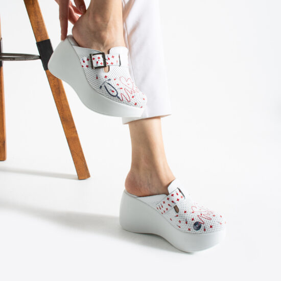 Бели анатомични медицински чехли на платформа от естествена кожа /