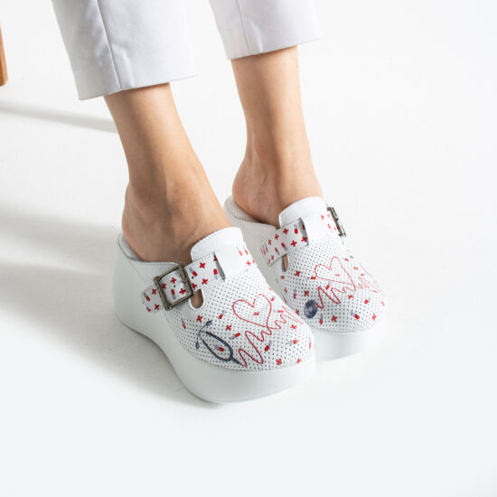 Бели анатомични медицински чехли на платформа от естествена кожа /