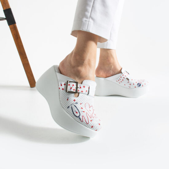 Бели анатомични медицински чехли на платформа от естествена кожа /